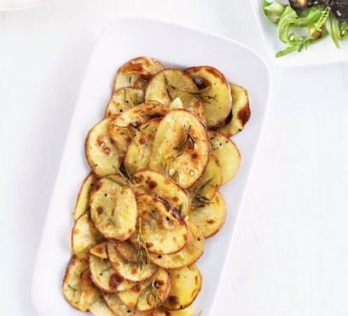 Τραγανές πατάτες με σκόρδο και δεντρολίβανο