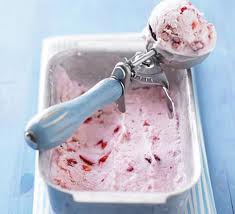 Παγωτό γιαούρτι με γεύση φράουλα
