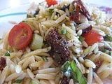 Μεσογειακή σαλάτα με κριθαράκι