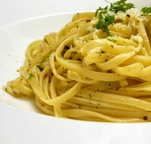 Κλασική μακαρονάδα σκορδόλαδο (aglio e olio)