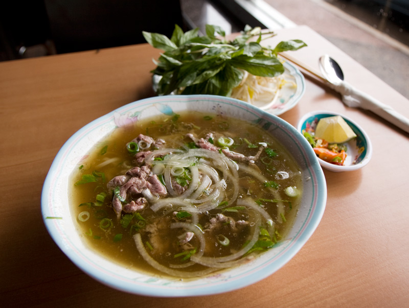 Βιετναμέζικη σούπα με μοσχάρι και ρυζομακάρονα (pho bo soup)